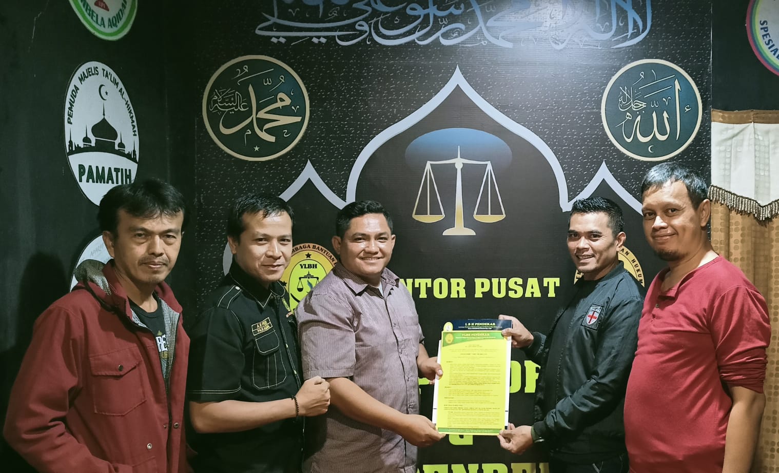 Yosh ishchilar bir etuk bekasi becerdin Yosh ishchilar bir etuk bekasi becerdin