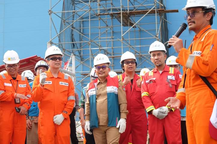 Bupati Banggai saat meresmikan PLTMG