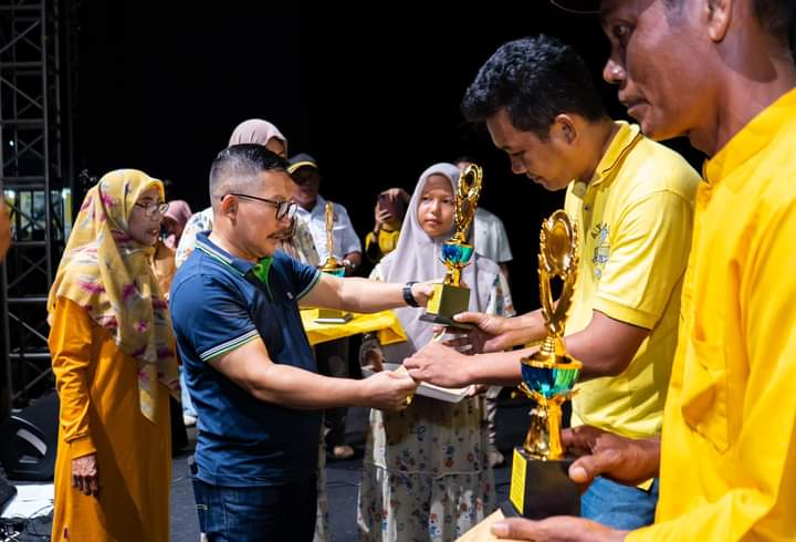 Bupati serahkan hadiah kepada pemain lomba volly.