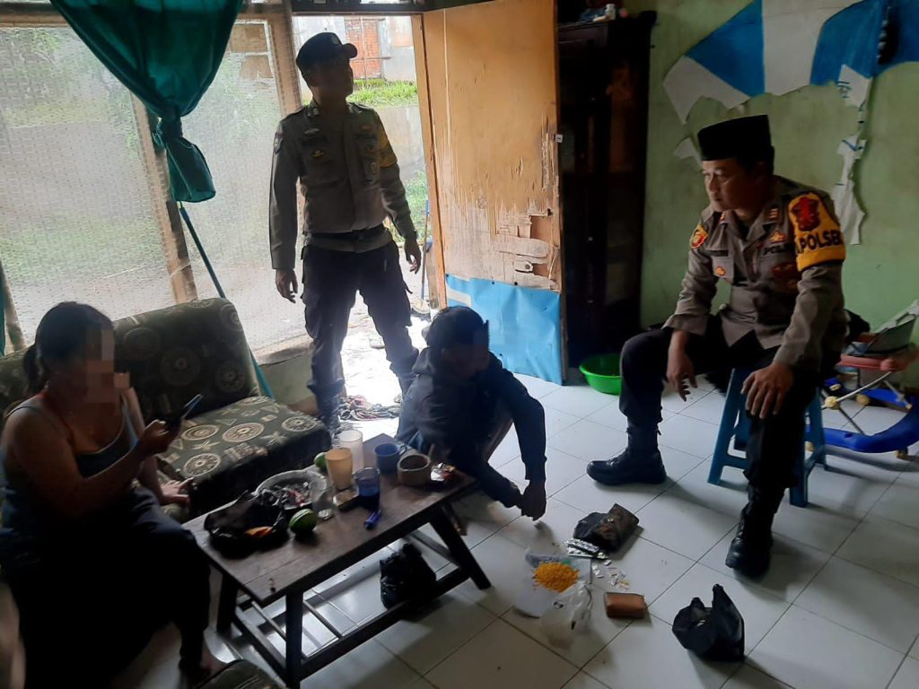 saat meringkus pelaku dan barang bukti.