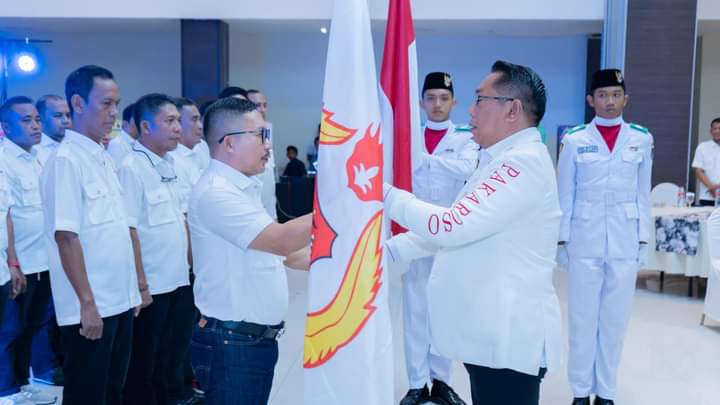 Bupati Banggai menerima Bendera KONI dari Ketua KONI Sulteng.