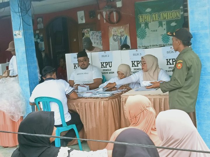 Kondisi Sempit saat warga Nyoblo di Rumah Ketua RT