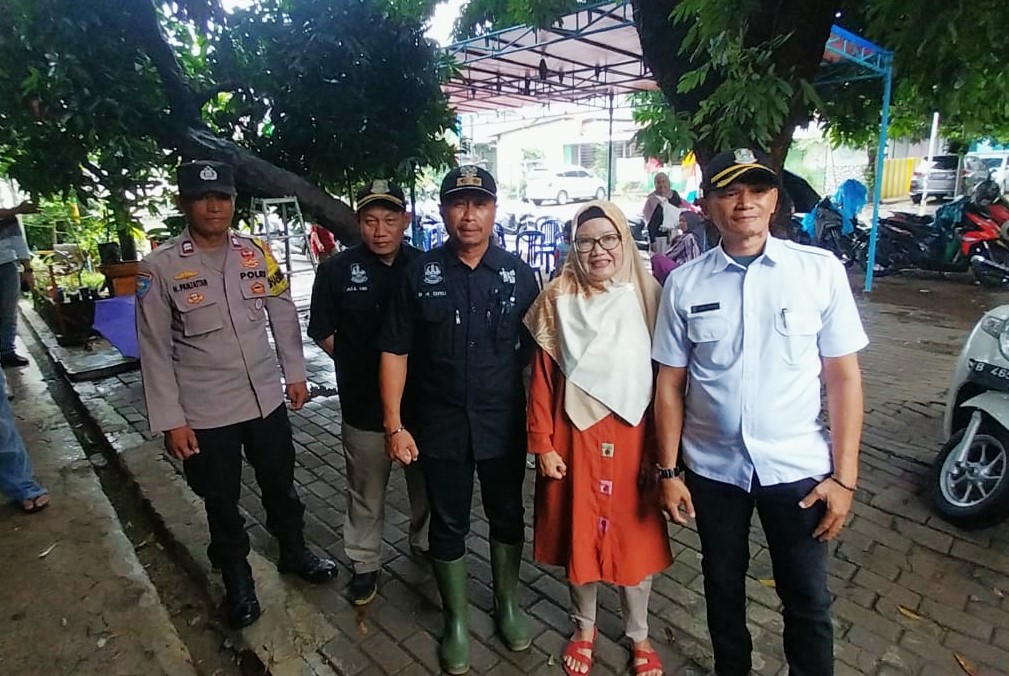 Aparatur Pemerintahan Jatibening Baru saat memantau TPS.
