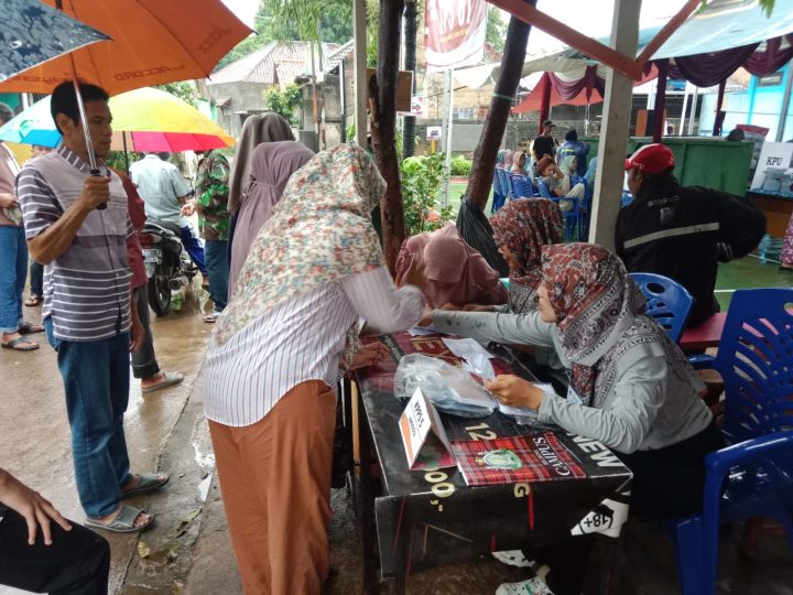 Warga bawa payung datang ke TPS 067
