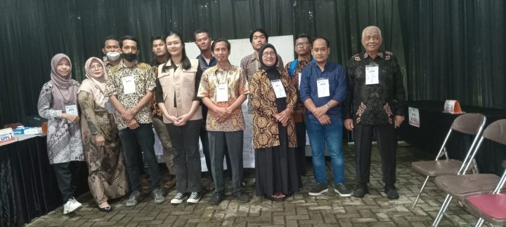 Foto Bersama anggota PPS di TPS 040 Kelurahan Sepanjang Jaya, Rawalumbu, Kota Bekasi.