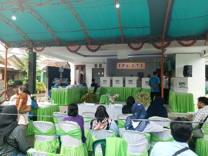 Suasana di salah satu TPS di Perum TWI