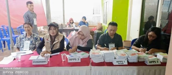 Petugas di TPS 074