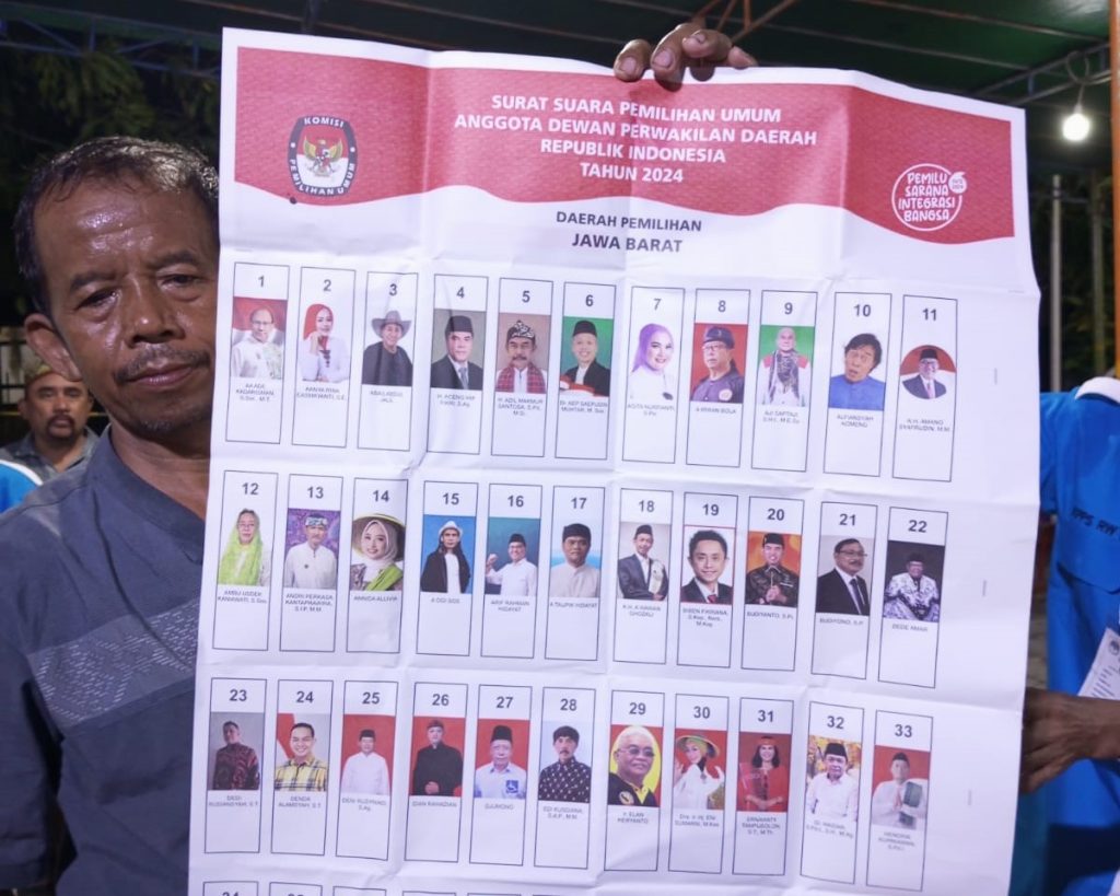 Panitia Penghitungan Suara saat menunjukkan surat suara DPD RI
