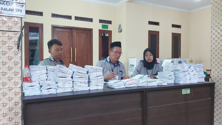 Petugas PPS di TPS 034 Kelurahan Padurenan.