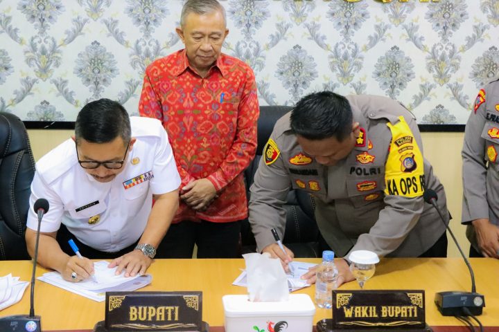 Kapolres dan Bupati Banggai saat menantangani NPHD Pilkada 2024