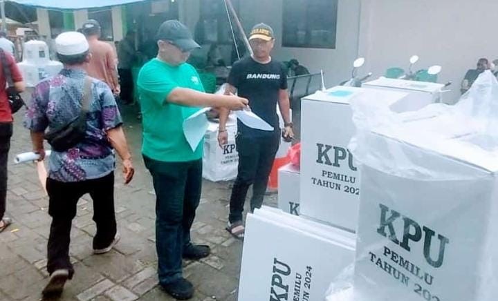 Petugas tengah mendata Kotak Suara yang tiba di Kelurahan Jatibening Baru.