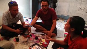 Oloan (tengah) dan Istri (kanan) saat menceritakan kejadian yang menimpanya kepada FHI.