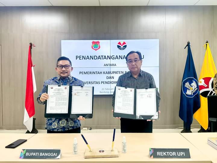 Bupati Banggai dan Rektor UPI saat menunjukkan MoU