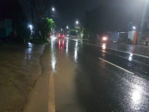 Saluran Air diduga mampet, air Menggenang higga ke badan jalan. (Lenard)