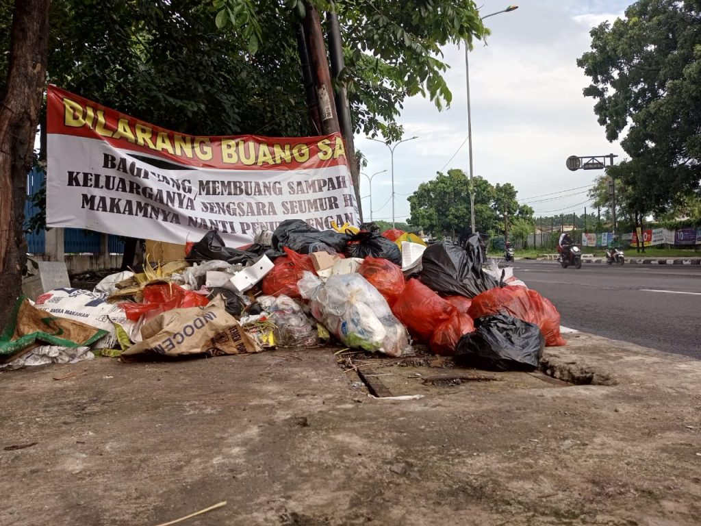 Sampah di Tambun Selatan Ini menumpuk.