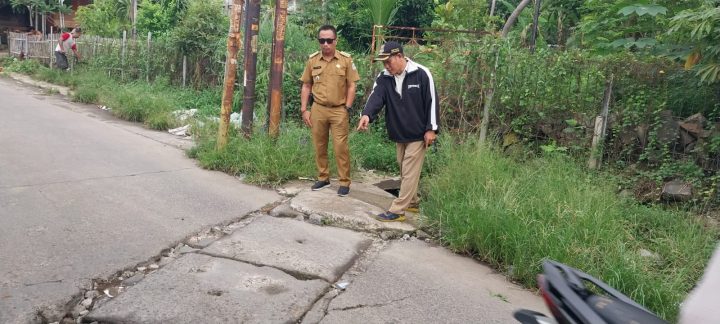 Lurah Jatibening Baru saat memantau jalan rusak.