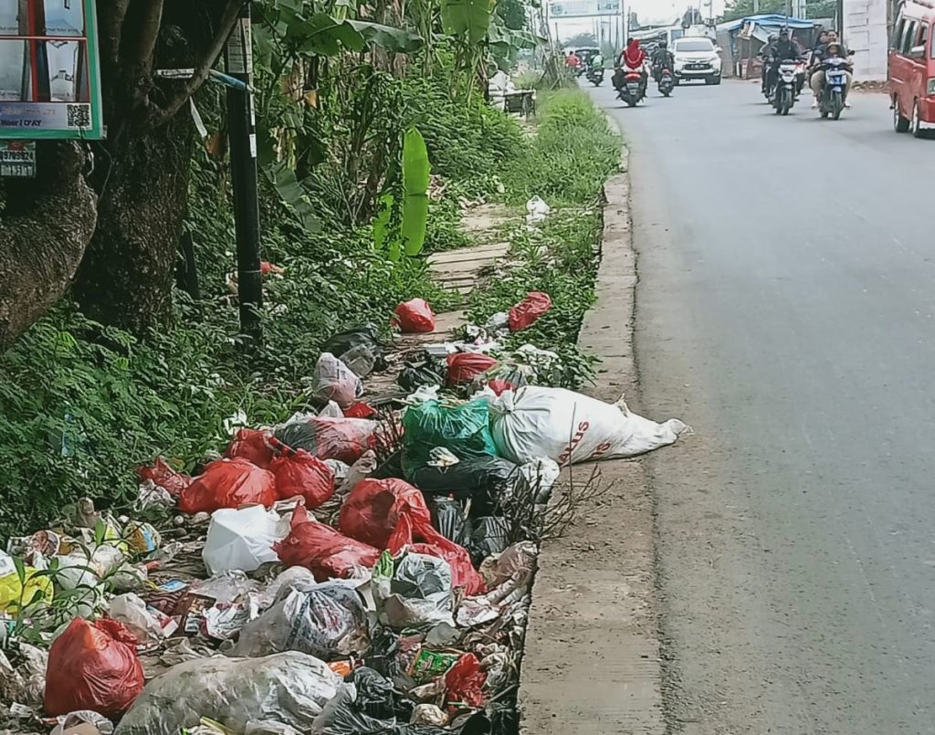 Tumpukan sampah di pinggir jalan.