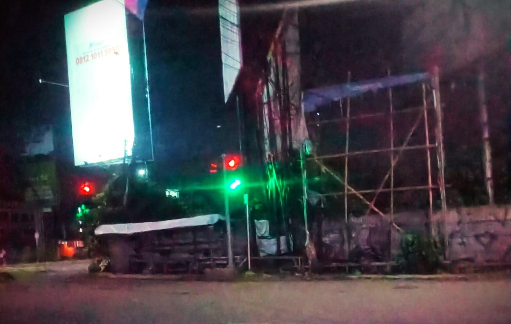 Lampu Traffic Light menyala Merah dan Hijau disaat bersamaan.