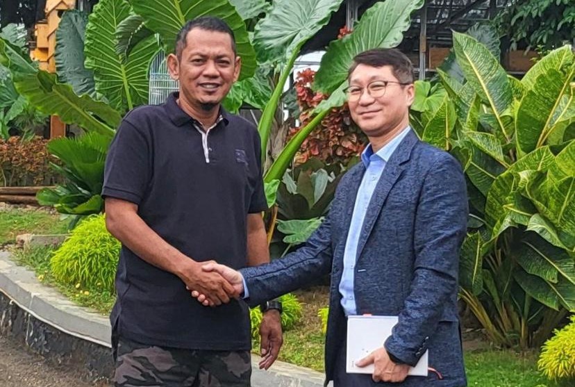 Ketua Umum Pengurus Besar Al-Khairiyah Ali Mujahidin (kiri) saat menerima audiensi Wakil Presiden Direktur PT Lotte Chemical Indonesia (LCI) Jo Jin Woo (kanan) di Kampus At-Taqwa Al-Khairiyah Cinangka, Serang, Banten, belum lama berselang (Foto: Humas Al-Khairiyah)