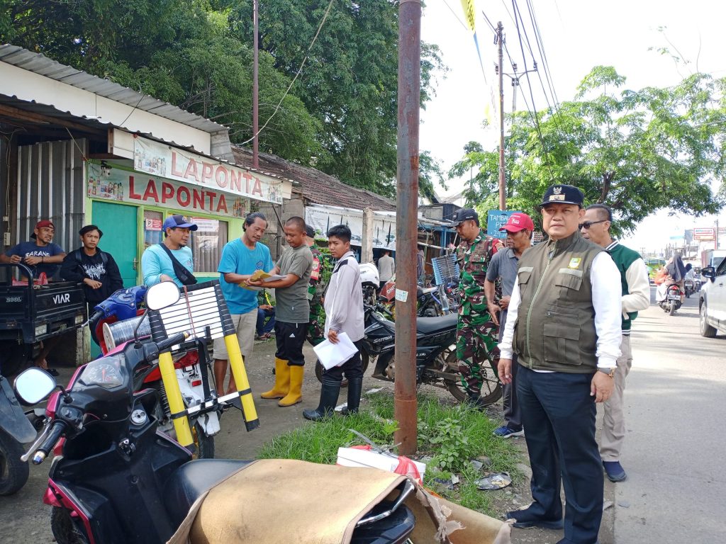 Tangani Tumpukan Sampah, Lurah Wanasari Turun Langsung Ke Lokasi 5 WhatsApp Image 2024-03-01 at 11.13.58