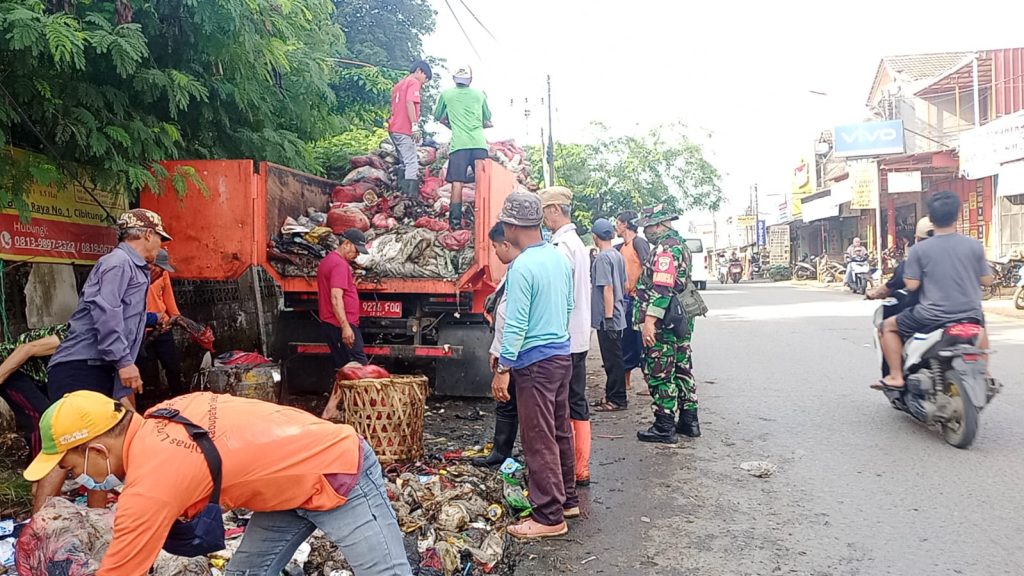Tangani Tumpukan Sampah, Lurah Wanasari Turun Langsung Ke Lokasi 1 WhatsApp Image 2024-03-01 at 11.14.30