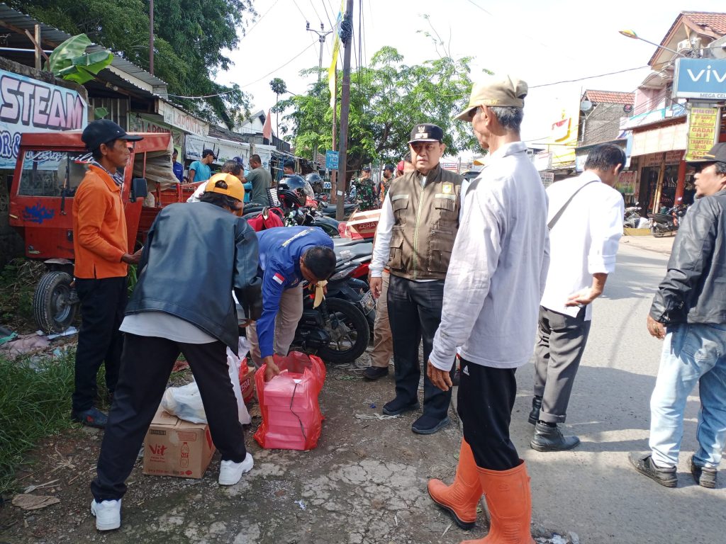 Tangani Tumpukan Sampah, Lurah Wanasari Turun Langsung Ke Lokasi 4 WhatsApp Image 2024-03-01 at 11.15.16