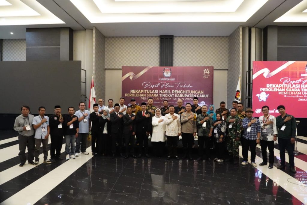 foto bersama di KPU Kabupaten Garut