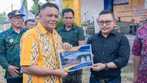 Penyerahan dokumentasi hasil Musrenbang Tahap II kepada Bupati Banggai.