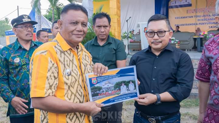 Penyerahan dokumentasi hasil Musrenbang Tahap II kepada Bupati Banggai.