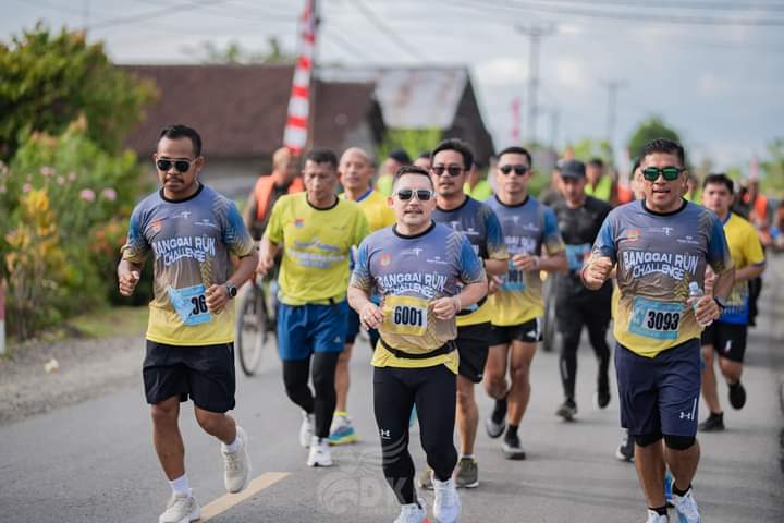 Bupati Banggai saat mengikuti kegiatan Banggai Run Challenge 2024.