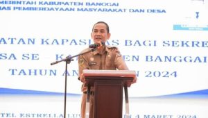 Setda Banggai saat menyampaikan sambutannya di depan Sekdes se Kabupaten Banggai.