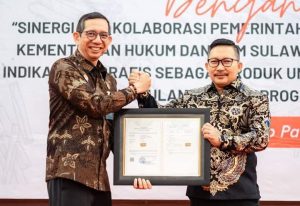 Bupati Banggai saat menerima penghargaan.