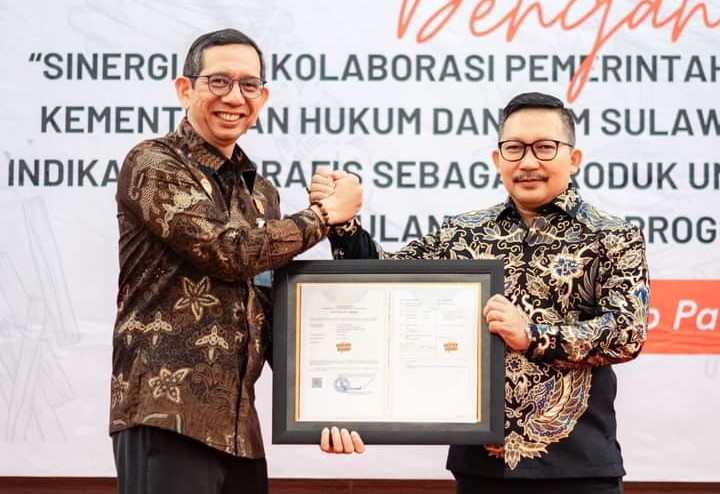 Bupati Banggai saat menerima penghargaan.