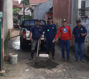 Ketua RW 03 Kel. Jatibening Baru saat bersama tim PHL.