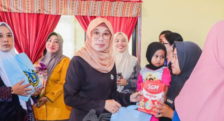 bunda PAUD saat memberikan Bansos untuk anak beresiko stunting.