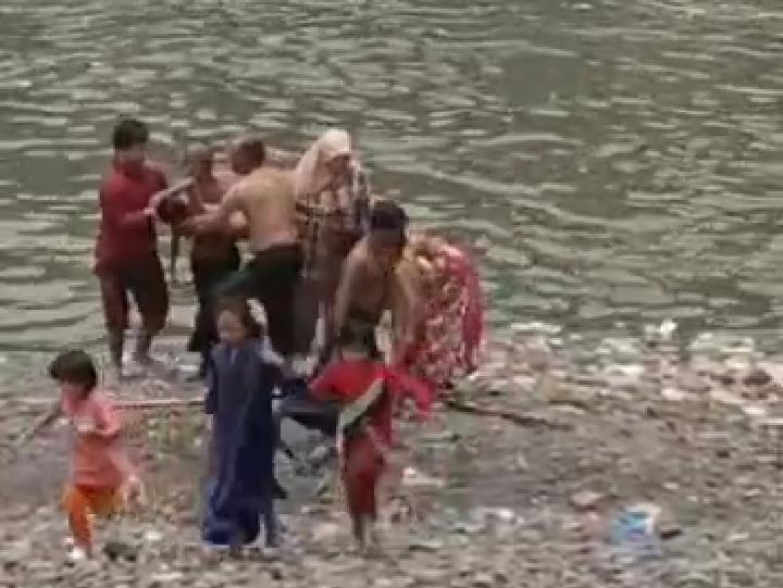 Saat warga mengevakuasi korban.