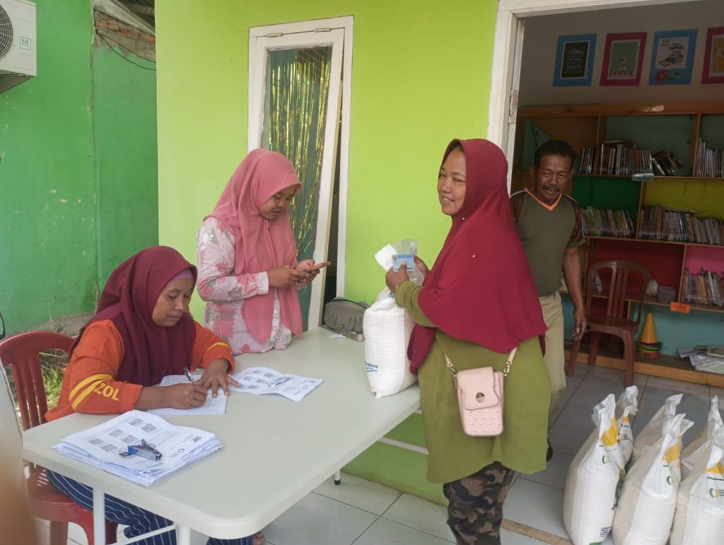 Salah satu warga Wanajaya. Cibitung, saat menerima bantuan beras.