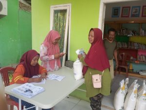 Salah satu warga Wanajaya. Cibitung, saat menerima bantuan beras.