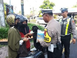 KBO Satlantas Polres Pasuruan didampingi Petugas memberikan kepada pengendara roda dua yang tertib berlalu lintas (BM)