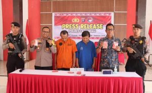 Wakapolres Lamandau saat menunjukkan barang bukti dan Kedua Tersangka.