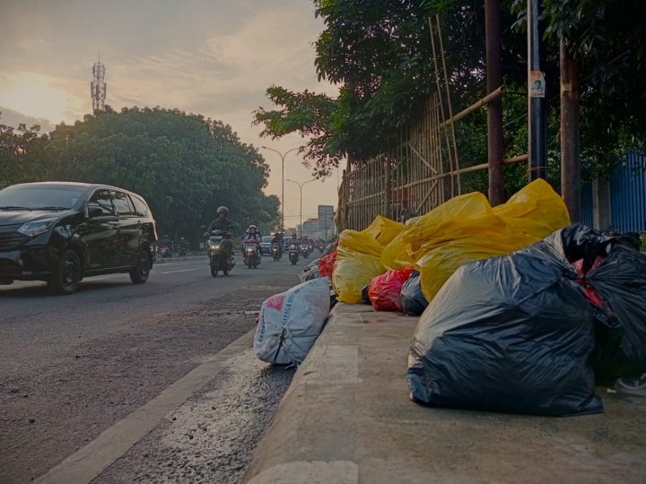 Tumpukan Sampah di Jl Diponegoro, Jatimulya, Tambun Selatan, Kabupaten Bekasi.