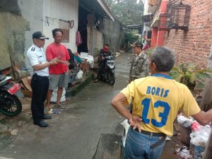 Lurah Jatibening Baru saat pantau sampah liar.