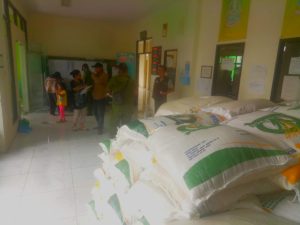 Bantuan Beras untuk warga di Kelurahan Jatimakmur.