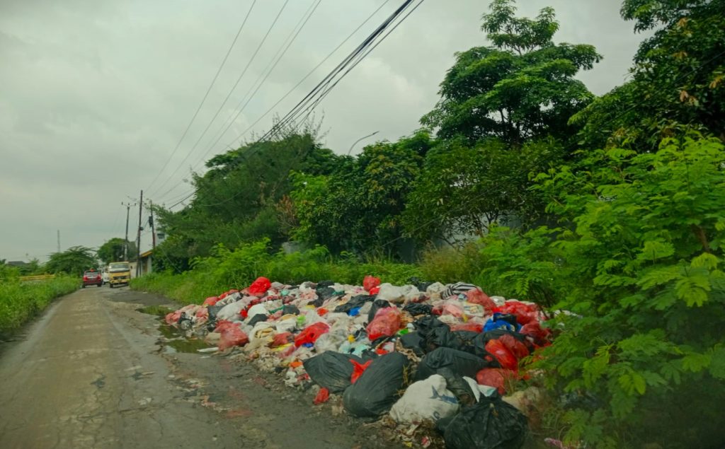 Tumpukan sampah sepanjang Jalan Tanggul Tanah Tinggi, Kelurahan Setia Asih, Kecamatan Tarumajaya, Kabupaten Bekasi, Rabu (13/3/2024).