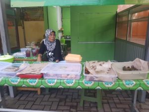 Salah satu pedagang jajanan takjil di Bojong, Rawalumbu.