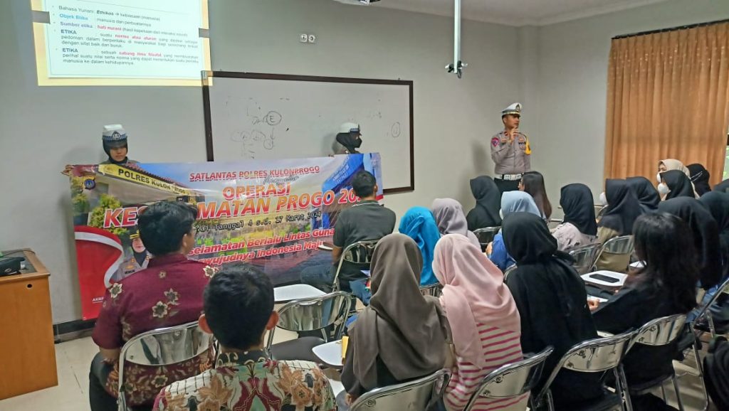 ketika Kanit Kamsel Satlantas Polres Kulon Progo memberikan arahan di depan mahasiswa UNY.