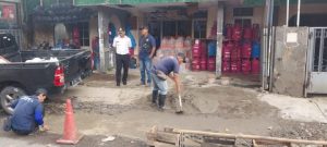 Lurah saat memonitor bersama PHL kecamatan