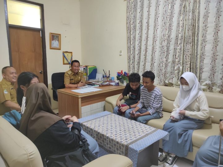 Lurah Jatibening Baru saat memberikan arahan kepada pelajar SMA Negeri 5 Kota Bekasi. (Nikko)