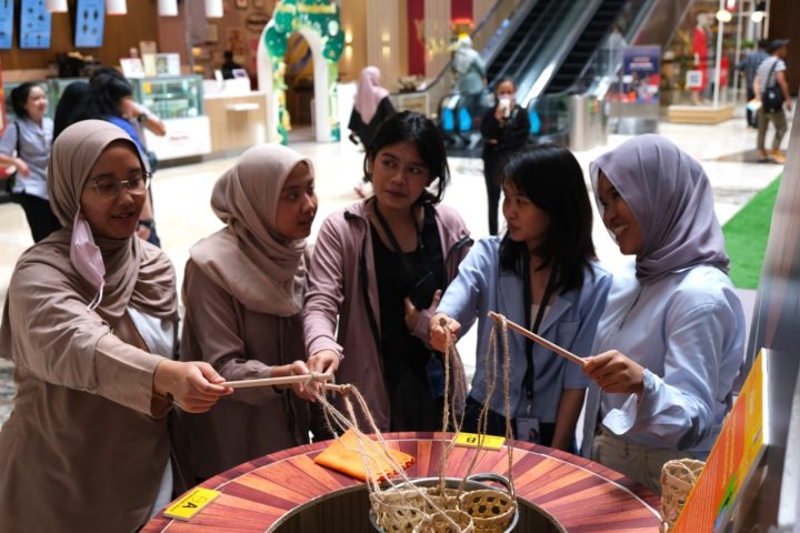 Pameran "Taiwan Travel Fair" di Jakarta, Jumat (8/3/2024) menarik pengunjung ramai-ramai menikmati telur rebus special ciri khas Taiwan (Foto: TETO Jakarta)