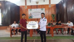 Secara Simbolik, salah satu petani swadaya kelapa sawit menerima insentif book and claim.
